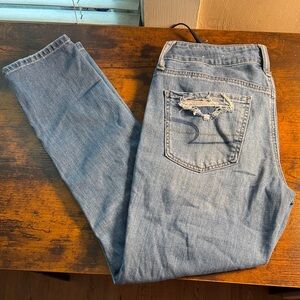 Woman’s AE Light Blue Tomgirl Jeans